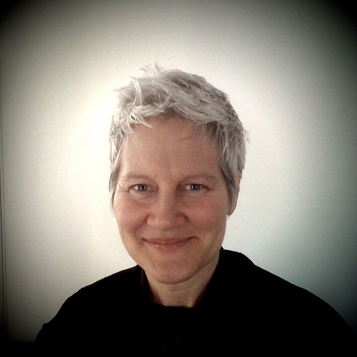 Photographie couleur d’Ann Hamilton souriant et portant un chandail noir. (Afficher en plein écran)