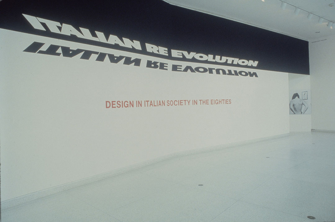 Vue de salle de l’exposition Ré-évolution italienne : le design dans la société italienne des années 80 (Afficher en plein écran)