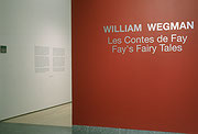 Vue de salle de l’exposition William Wegman : Les contes de Fay
