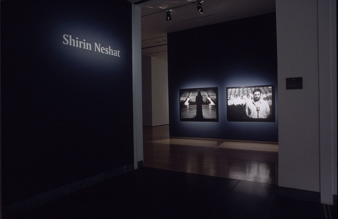 Vue de salle de l’exposition Shirin Neshat (Afficher en plein écran)