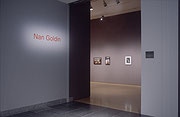 Vue de salle de l’exposition Nan Goldin