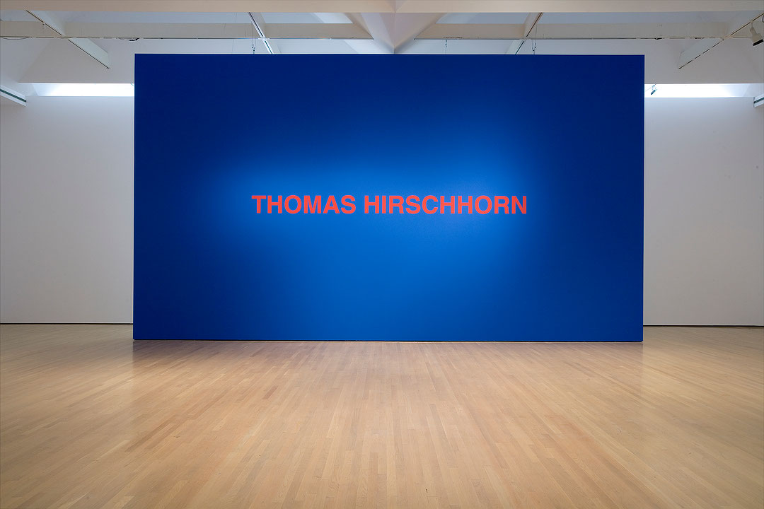 Vue de salle de l’exposition Thomas Hirschhorn : Jumbo Spoons and Big Cake (Afficher en plein écran)