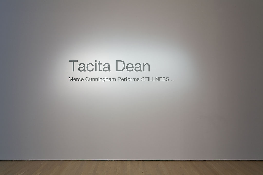 Vue de salle de l’exposition Tacita Dean : Merce Cunningham Performs STILLNESS… (Afficher en plein écran)