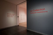 Vue de salle de l’exposition La Collection : quelques installations. Christine Davis, Adad Hannah, Franz West