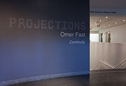 Vue de salle de l’exposition Omer Fast: Continuity, 2012
