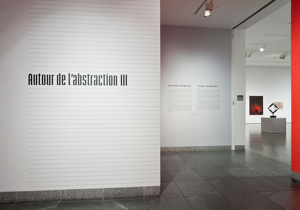 Vue de salle de l’exposition Autour de l’abstraction III – Au même moment, ailleurs (Afficher en plein écran)
