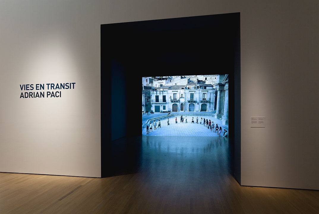 Vue de salle de l’exposition Adrian Paci. Vies en transit (Afficher en plein écran)