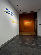 Vue de salle de l’exposition Christian Marclay. The Clock