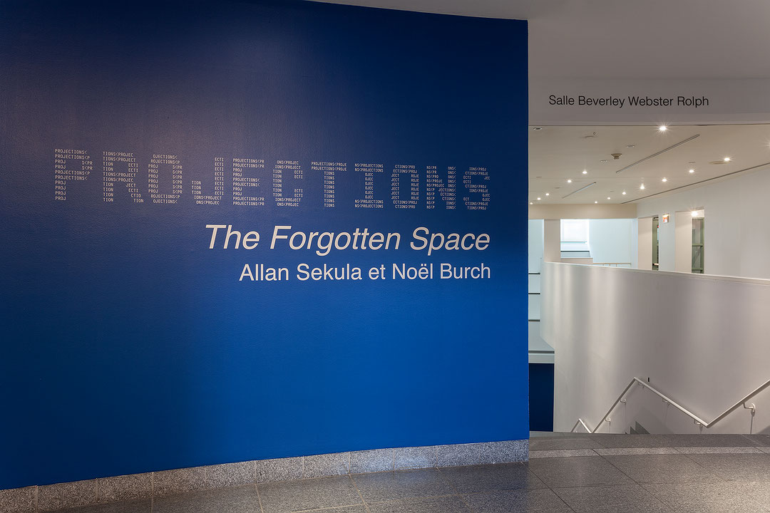 Vue de salle de l’exposition The Forgotten Space : Un film-essai de Allan Sekula et Noël Burch (Afficher en plein écran)