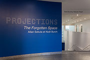 Vue de salle de l’exposition The Forgotten Space : Un film-essai de Allan Sekula et Noël Burch