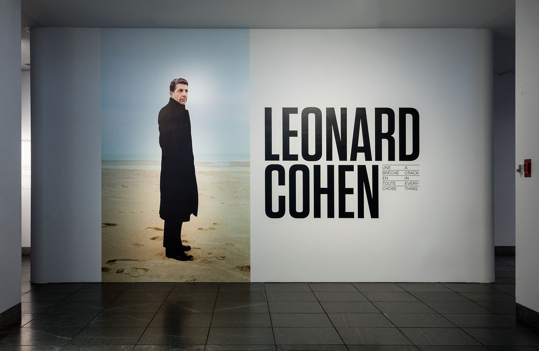 Vue de salle de l’exposition Leonard Cohen : Une brèche en toute chose (Afficher en plein écran)