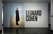 Vue de salle de l’exposition Leonard Cohen : Une brèche en toute chose