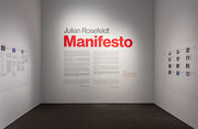 Vue de salle de l’exposition Julian Rosefeldt : Manifesto