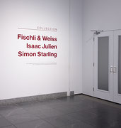 Vue de salle de l’exposition Fischli & Weiss, Isaac Julien et Simon Starling