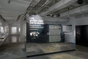 Vue de salle de l’exposition Les gratte-ciels par la racine : regards sur le modernisme tardif