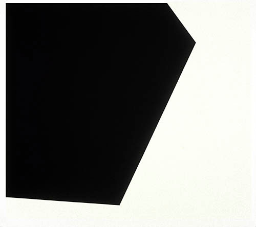 Photo de l’œuvre Blanc encerclant (tirée de l’album « Noir/Blanc 1956 », 1956 - 1967) de Guido Molinari (Afficher en plein écran)