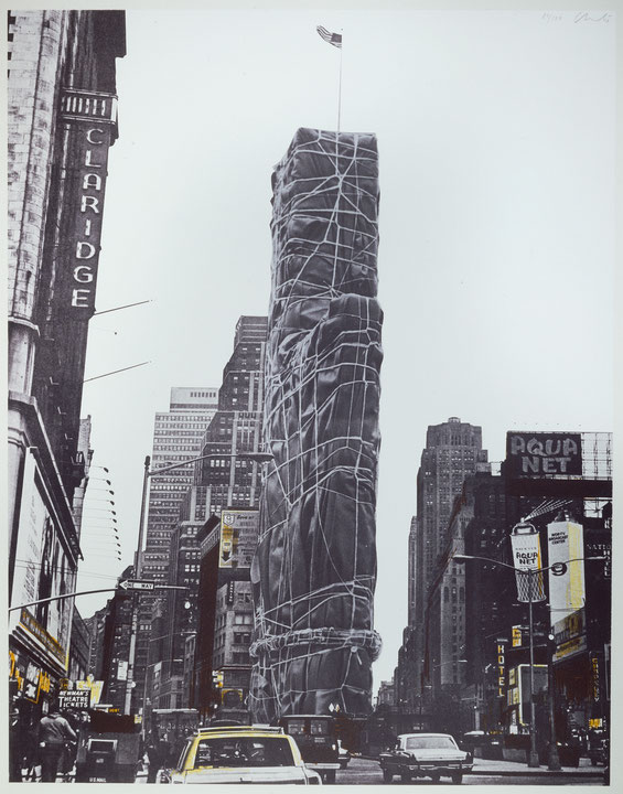 Photo de l’œuvre Allied Chemical Tower, Packed, Project for 1 Times Square, New York (de la série « Some Not Realized Projects », 1971) de Christo & Jeanne-Claude (Afficher en plein écran)