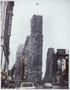 Photo de l’œuvre Allied Chemical Tower, Packed, Project for 1 Times Square, New York (de la série « Some Not Realized Projects », 1971) de Christo & Jeanne-Claude