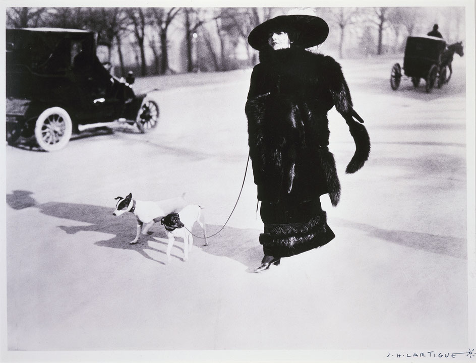 Photo de l’œuvre Femme avec manteau de fourrure de Jacques-Henri Lartigue (Afficher en plein écran)