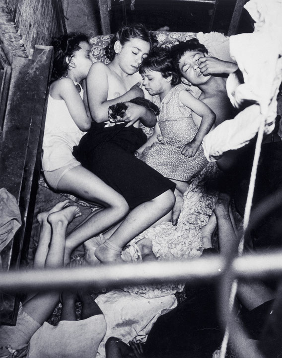 Photo de l’œuvre Heatspell (Children Sleeping on the Fire Escape, Lower East Side, N.Y.C.) de Weegee (Afficher en plein écran)