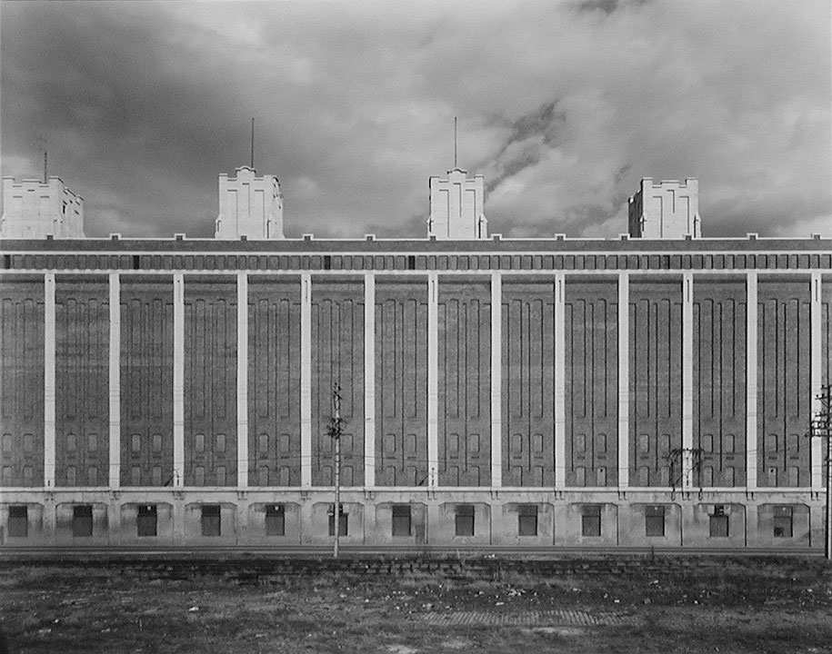 Photo de l’œuvre Façade nord, entrepôt, port de Montréal de David Miller (Afficher en plein écran)