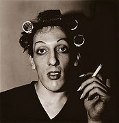 Photo de l’œuvre A young man in curlers at home on West 20th Street, N.Y.C. 1966 de Diane Arbus
