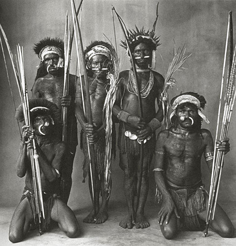 Photo de l’œuvre Five Okapa, New Guinea de Irving Penn (Afficher en plein écran)