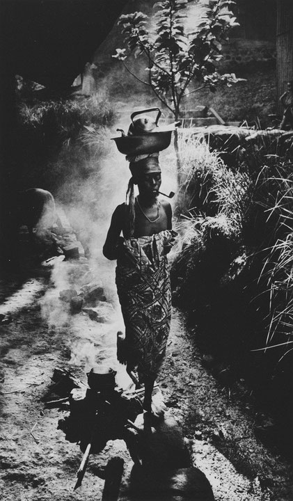 Photo de l’œuvre Woman with Pipe (de la série « Dr. Schweitzer, An African Place ») de W. Eugene Smith (Afficher en plein écran)