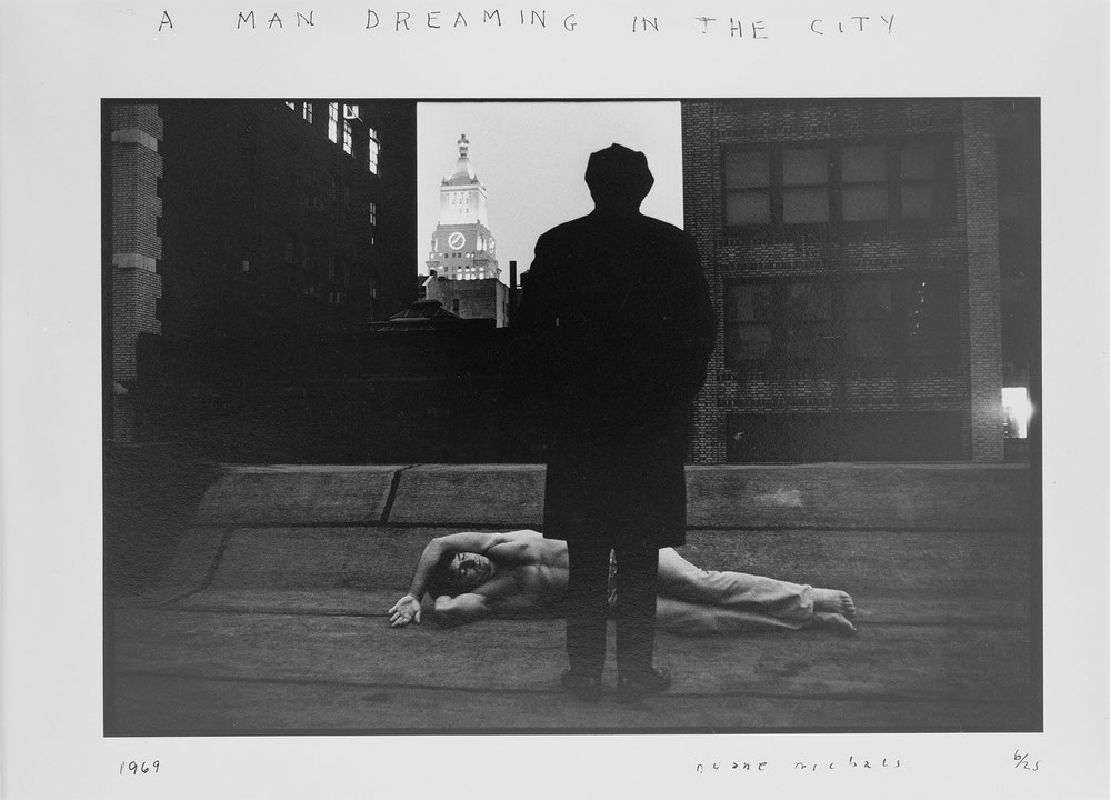 Photo de l’œuvre A Man Dreaming in the City de Duane Michals (Afficher en plein écran)