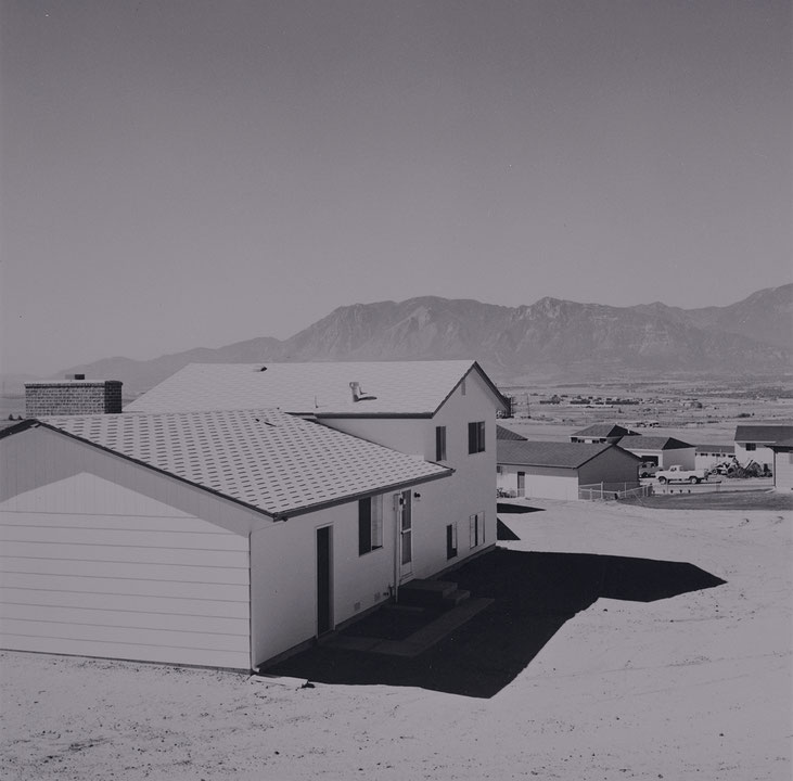 Photo de l’œuvre Newly Completed Tract House, Colorado Springs de Robert Adams (Afficher en plein écran)