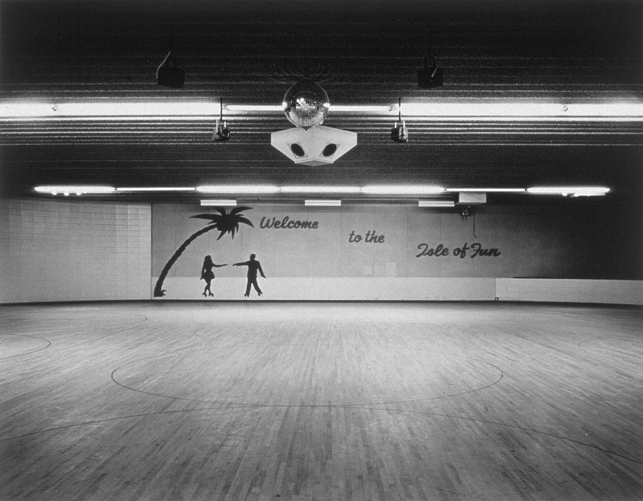 Photo de l’œuvre Skating Rink - Grand Island, Nebraska de Lynne Cohen (Afficher en plein écran)