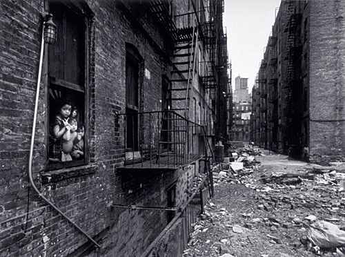 Photo de l’œuvre Sans titre (de la série « East 100th Street », 1966 - 1968) de Bruce Davidson (Afficher en plein écran)