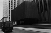 Photo de l’œuvre Voûte avec camion et homme se tenant la tête, Montréal de Charles Gagnon