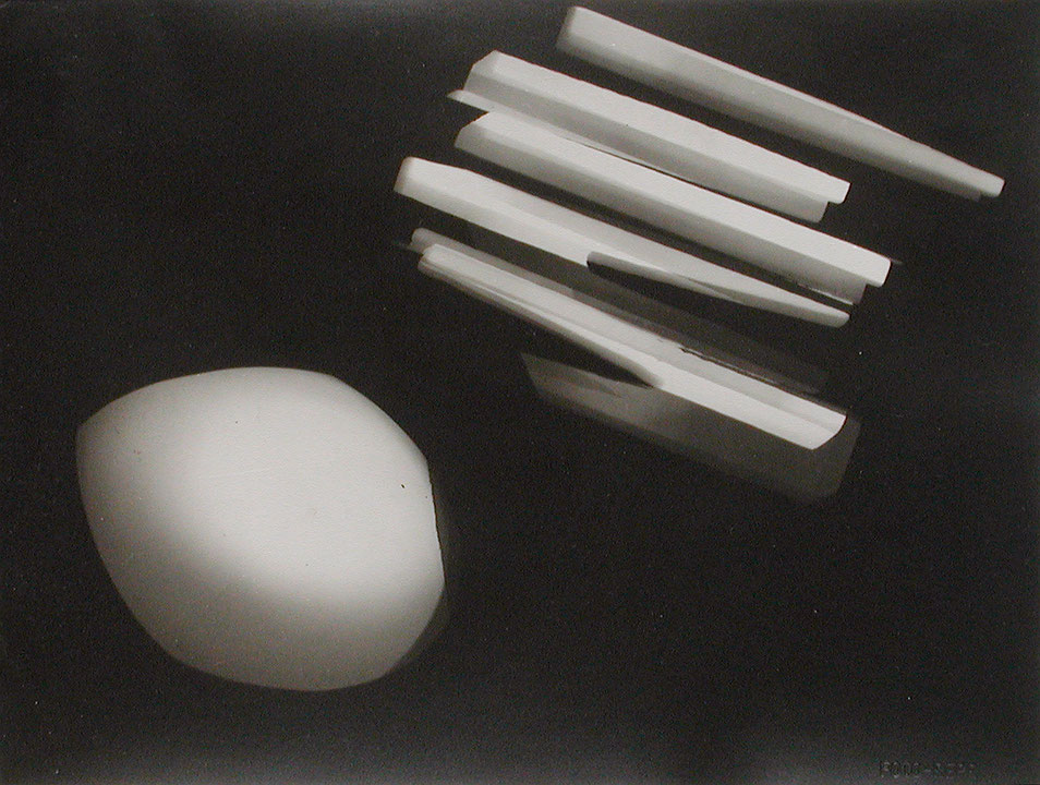 Photo de l’œuvre Sans titre (tirée d’un album « Sans titre », 1922 - 1926) de László Moholy-Nagy (Afficher en plein écran)