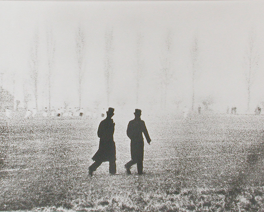 Photo de l’œuvre Dusk at the playing field of Eton (tirée de l’album « Sans titre », 1920 - 1939) de László Moholy-Nagy (Afficher en plein écran)