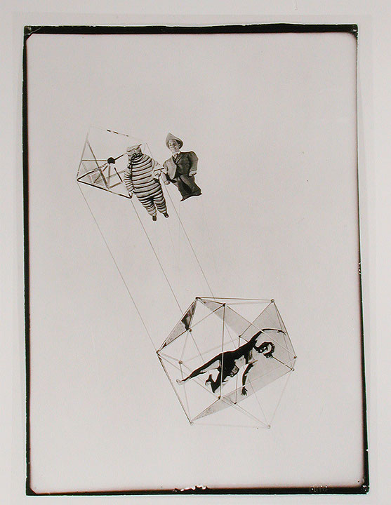 Photo de l’œuvre Die Korsettstange (tirée de l’album « Sans titre », 1925 - 1927) de László Moholy-Nagy (Afficher en plein écran)