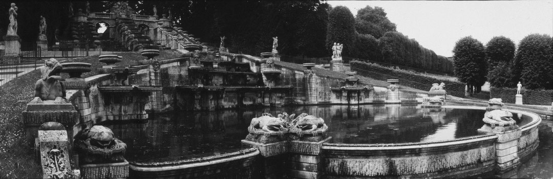 Photo de l’œuvre St. Cloud (tirée de l’album « French Gardens », 1981) de Geoffrey James (Afficher en plein écran)