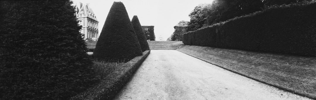 Photo de l’œuvre Sceaux (tirée de l’album « French Gardens », 1981) de Geoffrey James (Afficher en plein écran)