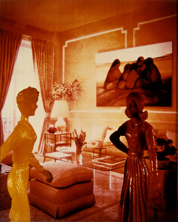 Photo de l’œuvre Coral Living Room de Laurie Simmons (Afficher en plein écran)