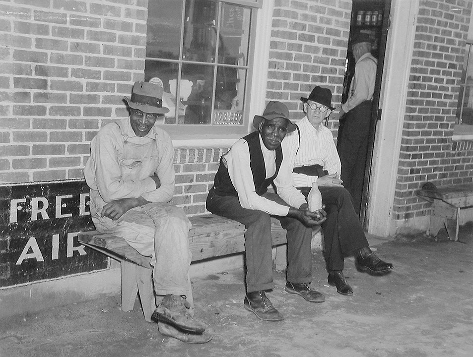Photo de l’œuvre Outside a Filling Station in Stem, Granville County, North Carolina, on Election Day, May 1940 de Jack Delano (Afficher en plein écran)