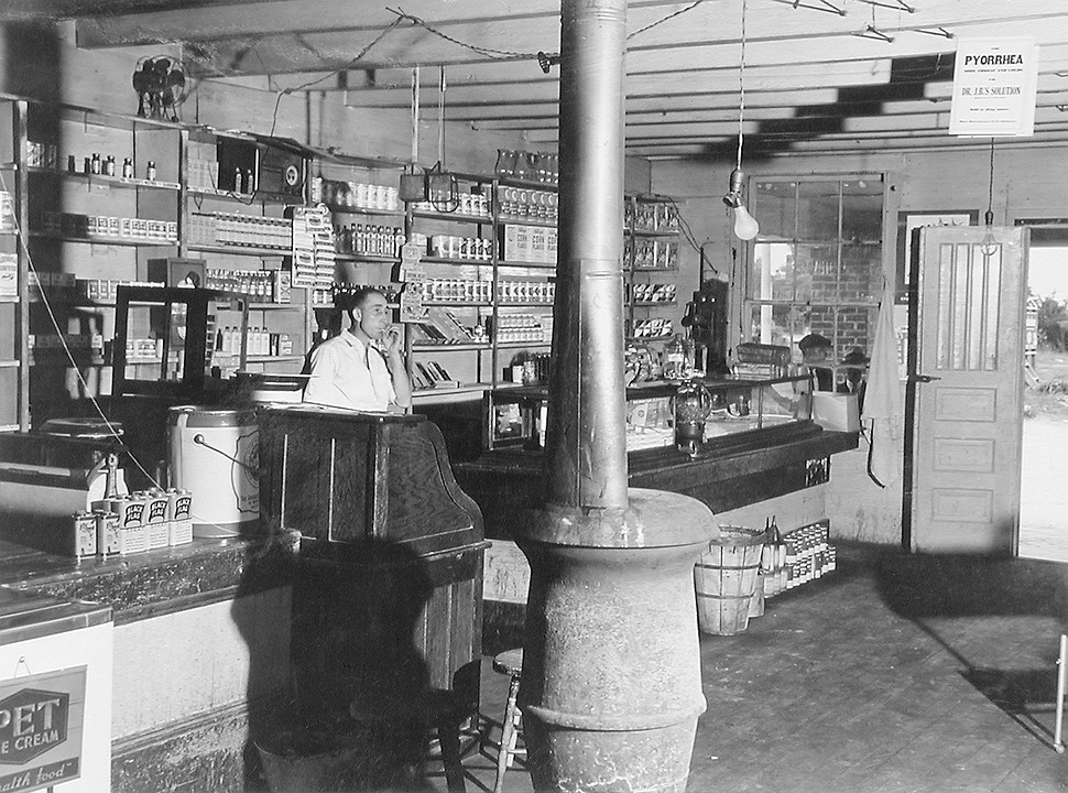 Photo de l’œuvre Interior of General Store at Stem,Granville County, North Carolina de Jack Delano (Afficher en plein écran)