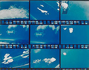 Photo de l’œuvre Voitures bleues et ciel (croix), (tirée de l’album « 4 x 16 x 20 », 1980) de Pierre Boogaerts