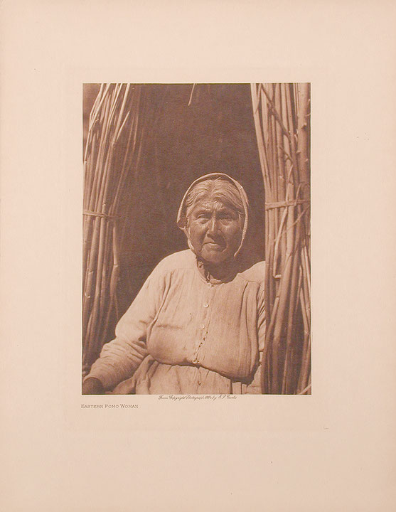 Photo de l’œuvre Eastern Pomo Woman de Edward Sheriff Curtis (Afficher en plein écran)