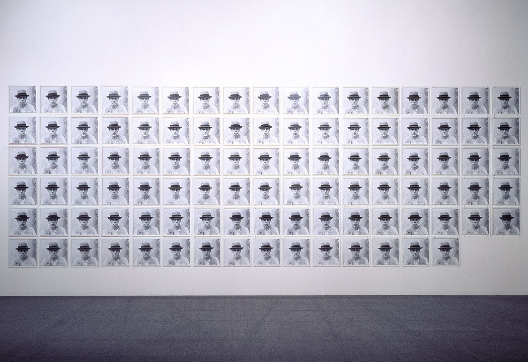 Photo de l’œuvre Joseph Beuys: 100 Frontal Views, Düsseldorf, 21.10.80 de Arnaud Maggs (Afficher en plein écran)