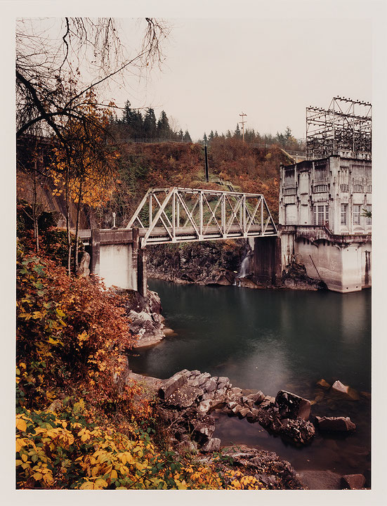 Photo de l’œuvre Bridge to the Ruskin Powerhouse (tirée de l’album « Accompaniment to a Cinematographic Scene: Ruskin B.C. », 1992) de Stan Douglas (Afficher en plein écran)