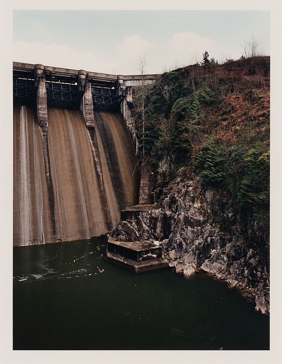 Photo de l’œuvre Eastern Edge of the Dam below Hayward Lake (tirée de l’album « Accompaniment to a Cinematographic Scene: Ruskin B.C. », 1992) de Stan Douglas (Afficher en plein écran)