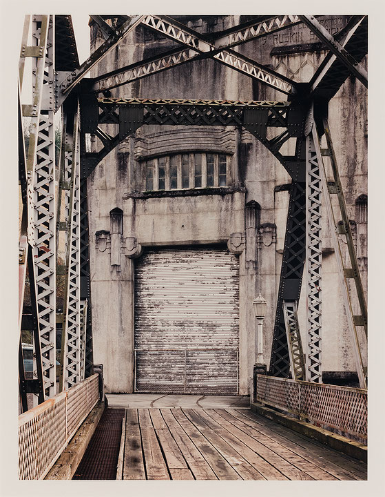 Photo de l’œuvre Powerhouse Entrance (tirée de l’album « Accompaniment to a Cinematographic Scene: Ruskin B.C. », 1992) de Stan Douglas (Afficher en plein écran)
