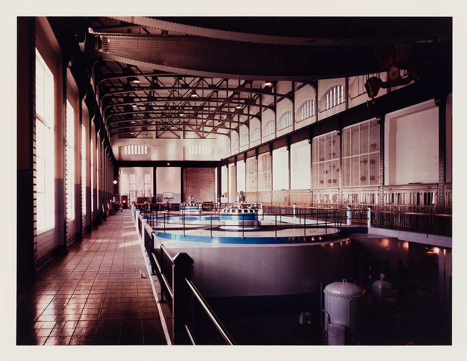 Photo de l’œuvre Interior of the Ruskin Powerhouse (tirée de l’album « Accompaniment to a Cinematographic Scene: Ruskin B.C. », 1992) de Stan Douglas (Afficher en plein écran)