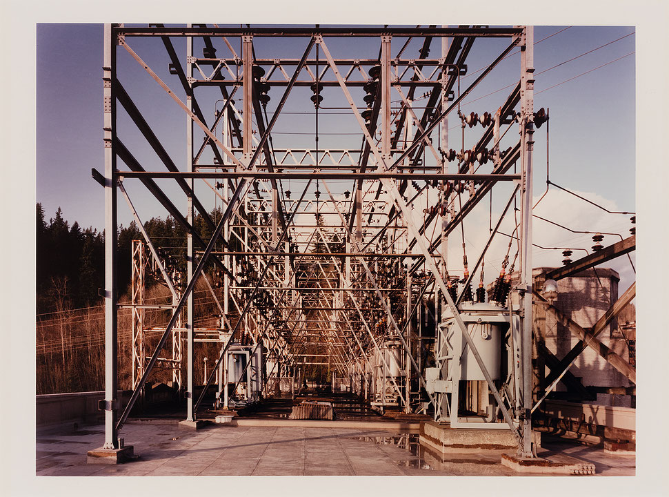Photo de l’œuvre Roof of the Ruskin Plant (tirée de l’album « Accompaniment to a Cinematographic Scene: Ruskin B.C. », 1992) de Stan Douglas (Afficher en plein écran)