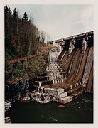 Photo de l’œuvre Western Edge of the Dam below Hayward Lake (tirée de l’album « Accompaniment to a Cinematographic Scene: Ruskin B.C. », 1992) de Stan Douglas